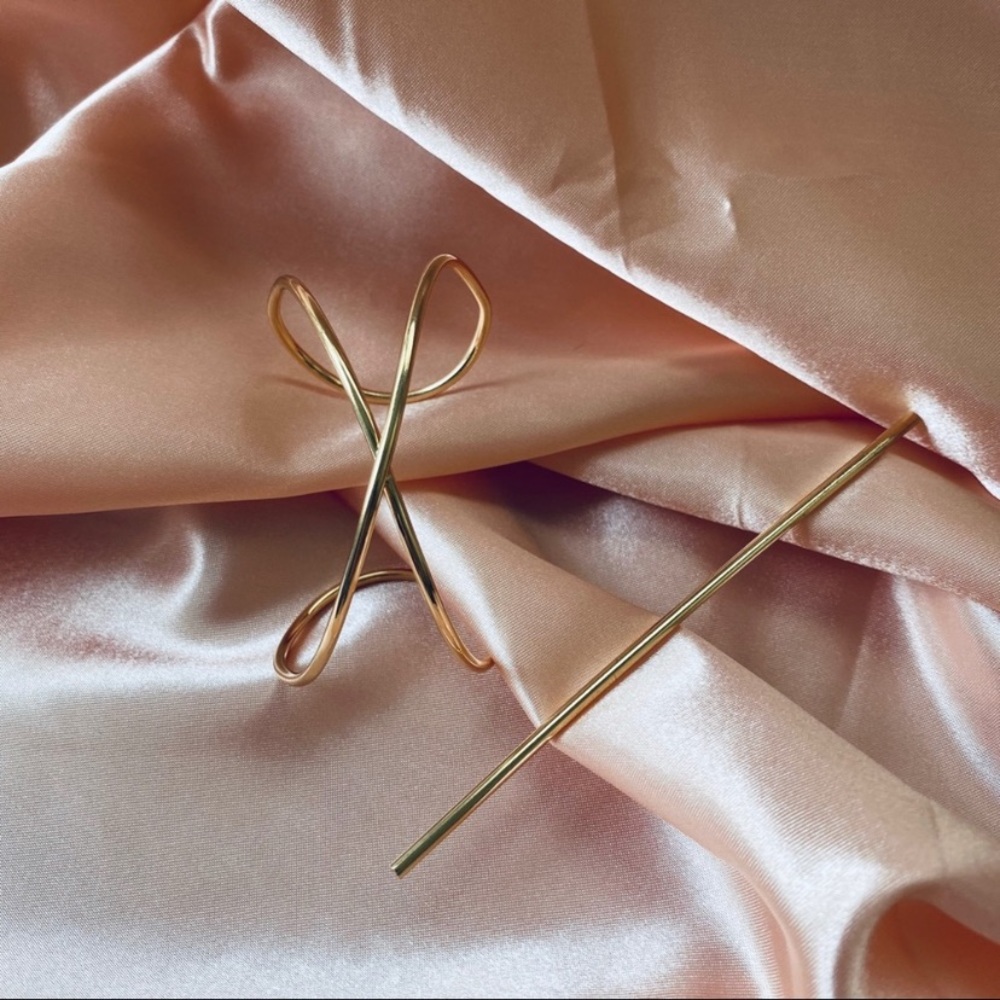 Minimalist Wire Cross Bun Cage Pins Holder - Picture 3 of 9
